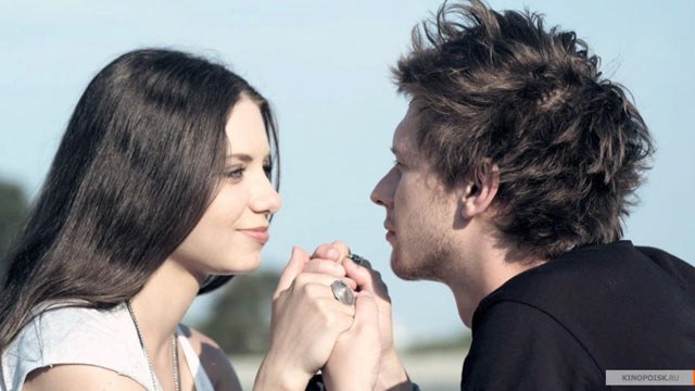 Как люди смотрят друг на друга –.Я не устану наблюдать…В одних глазах шипела вьюга,В других – ...