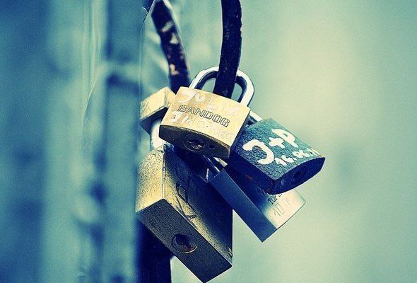 А хочешь, я открою тебе маленькую тайну? Один такой малюююсенький секрет? Знай, люди не встречаются ...