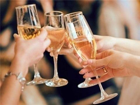 Девчонки, тост!))).На Кавказе росло дерево, на нем вишенка. Козел увидел её и ждёт, пока она созреет ...