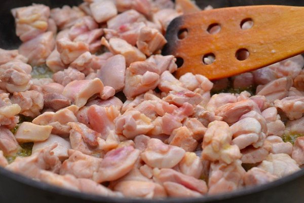 Фарфалле с курицей и мёдом.Ингредиенты:Макароны фарфалле 500 г;Куриная голень 700 г;Масло сливочное ... - 4