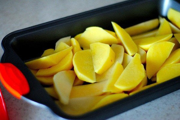 Пряный картофель с беконом.Ингредиенты:Картофель 6 шт;Бекон 4-5 полосок;Чеснок 3 зубчика;Смесь ... - 2