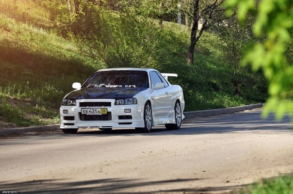 Nissan Skyline GT-R R34 - 8