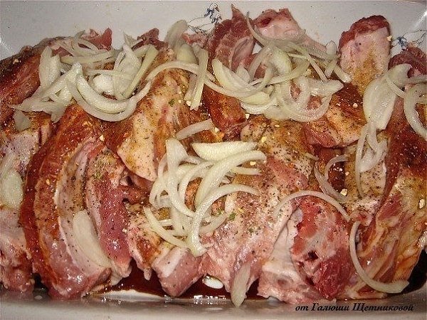 Очень вкусные ребрышки.Ингредиенты:свиные ребрышкисоевый соуссоль, перец, любимые ...