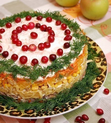 Салат с копченым куриным мясом и корейской морковью. Ингредиенты: - один большой копченый окорочок; ...