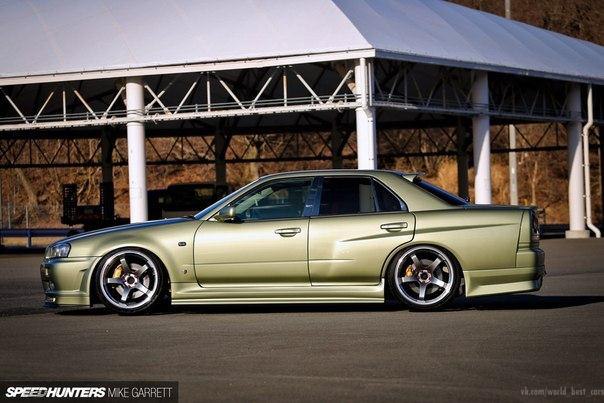 Nissan Skyline (R34) sedan. - 7