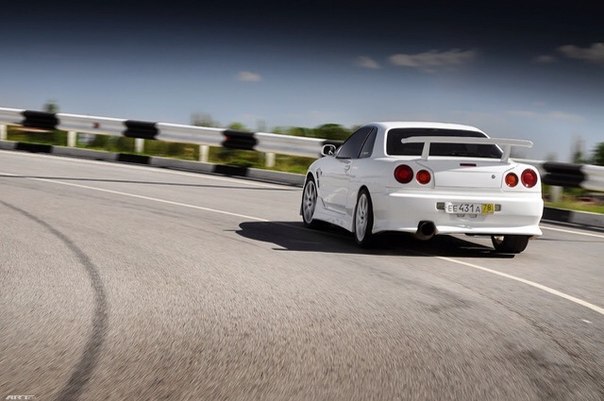 Nissan Skyline GT-R R34 - 4