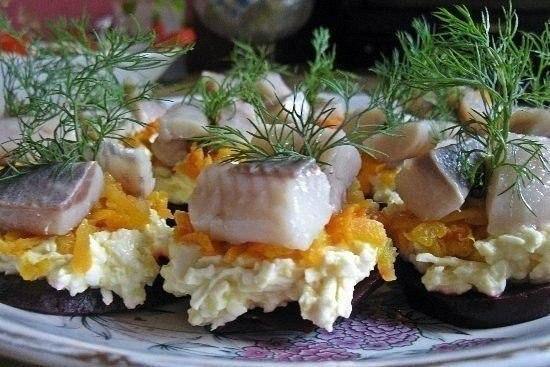Порционная закуска с селедочкой.Продукты:сельдь3 отварной свеклы3 отварной моркови1 плавленый сыр1 ...