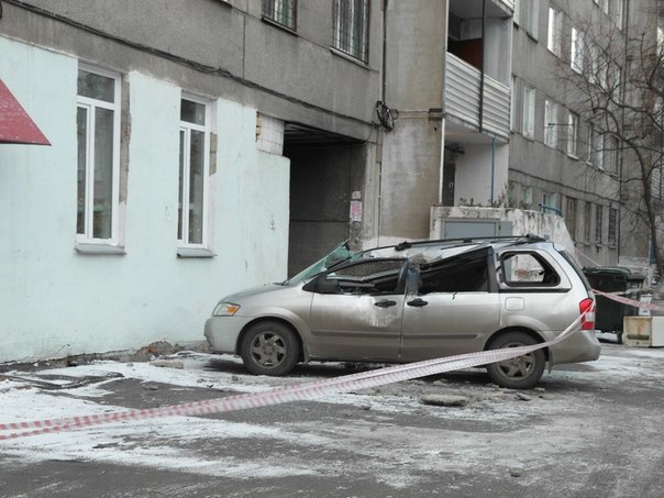 Красчп. Обвалившаяся панелька. Мазда во дворе. Плита упала на машину в Москве. Кусок плиты упал на машину Владивосток.