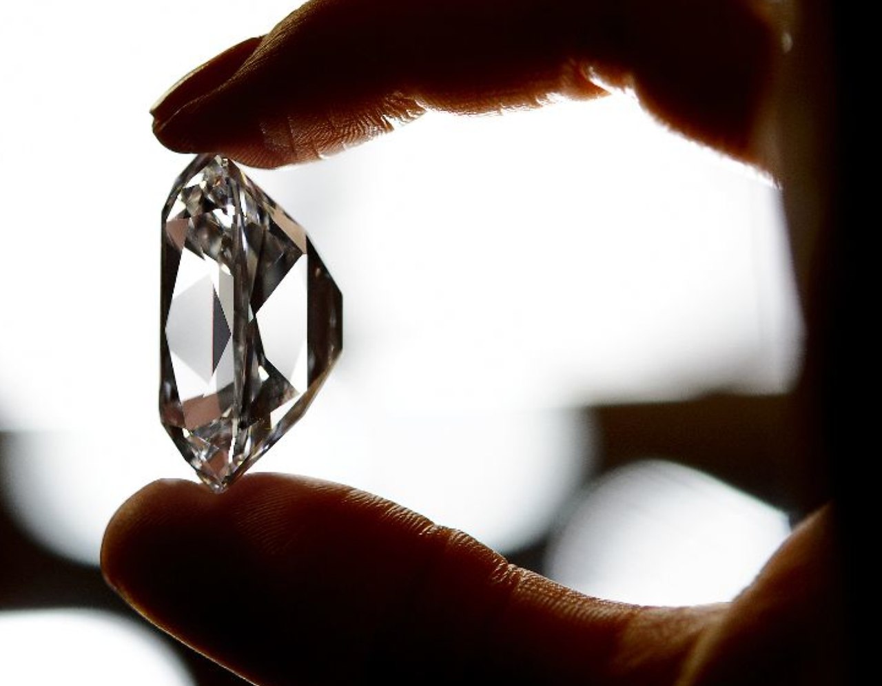 Жизнь бриллианта. Алмаз в руке. Драгоценный камень в руках.
