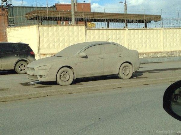 Угадай цвет. Сфоткал, пока в пробке стоял, равномернее грязи на машине ещё не видел =)