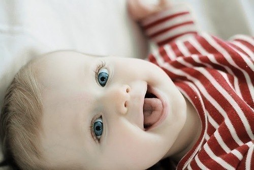 РАЗВИВАЮЩИЕ ИГРЫ ДЛЯ ГОДОВАСИКОВ.1. «Подбери крышку»Дети обожают играть с предметами, которыми ...