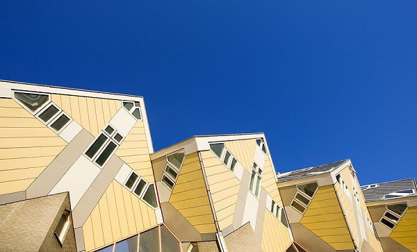 Кубические дома, Роттердам, Нидерланды.Это целая улица квадратных со всех сторон зданий, повернутых ...