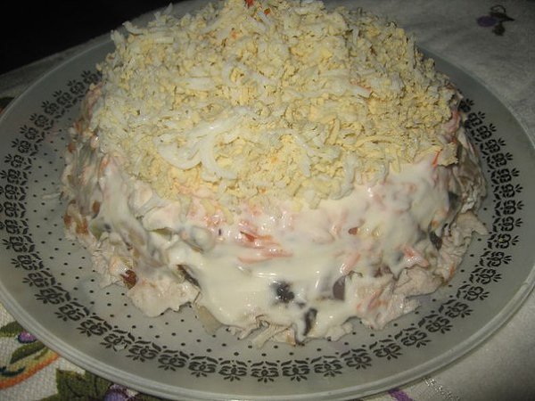 Салат с грибочками "Белая береза" Потребуется: -Вареная курица - 200 г. -Чернослив-100 г. ...