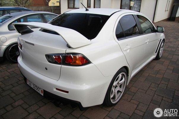 Mitsubishi Lancer Evolution X - 6