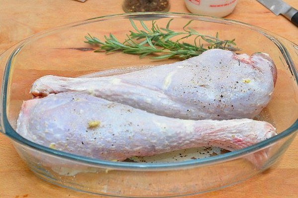 Индюшиная голень с чесноком и розмарином.Ингредиенты:Индюшиная голень 2 шт;Чеснок 2 зубчика;Сливки ... - 4
