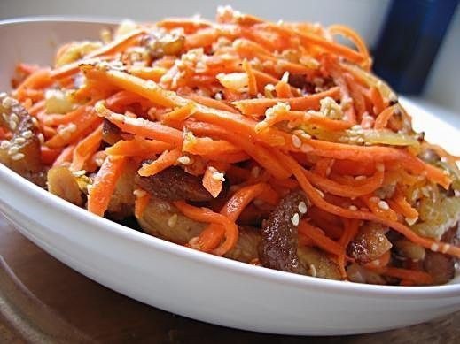 Корейский салат.Состав:-около 300 гр моркови по-корейски-200 гр мякоти свинины -чайная ложка соевого ...