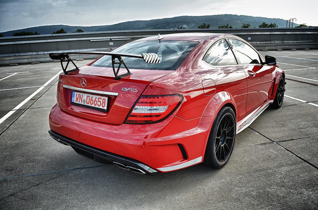 Mercedes Benz c63 AMG красный