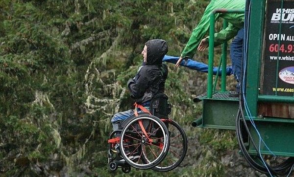 21-летний Райли Мартин, несмотря на свою прикованность к инвалидному креслу, старается жить полной ... - 3