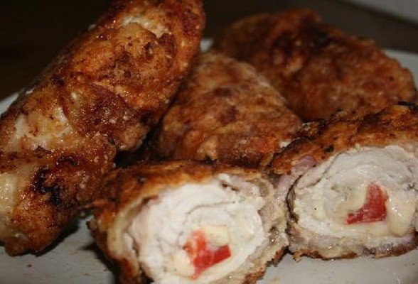 Рулеты из куриной грудки.Ингредиенты:-1 двойная грудка цыплёнка-2 плавленых сырка Хохланд с травами ...