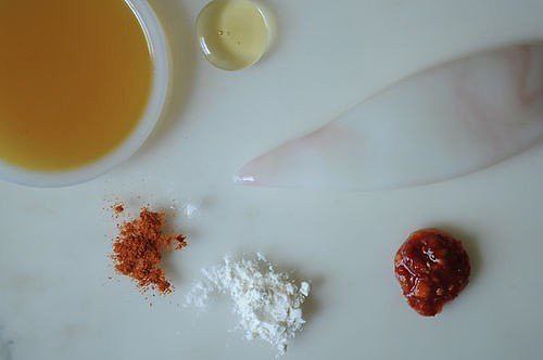 Кольца кальмаров со сладко-острым соусом.Ингредиенты:азиатское кунжутное масло 1/2 ч. л.кайенский ...