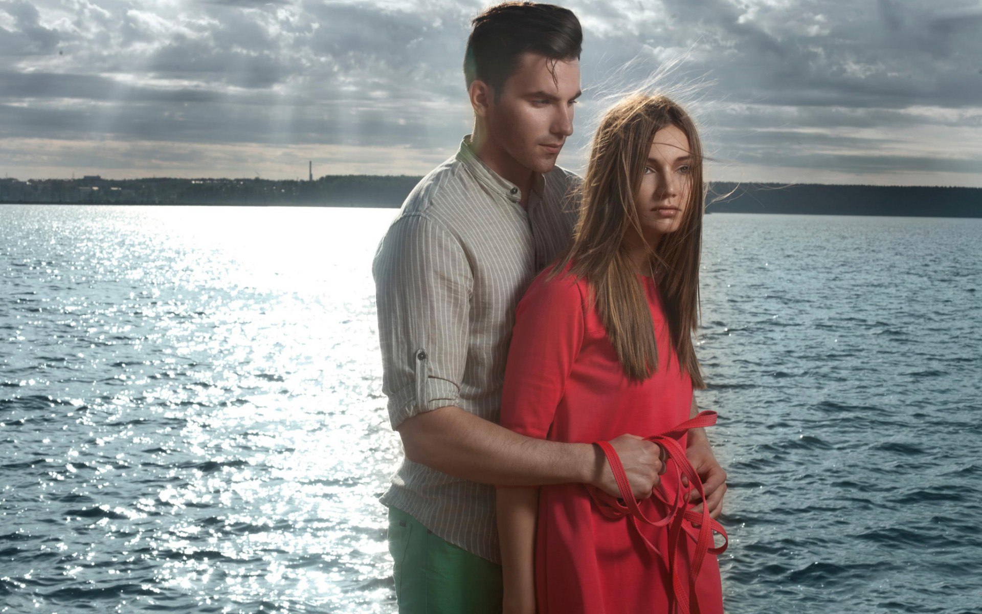 Спина к спине. Парень девушка 130. Красивые влюбленные пары. Парень. Парень девушка 130.