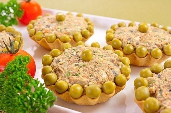 Тарталетки с салатом из куриной печени.Ингредиенты:300 г куриной печени300 г свежих или замороженных ...