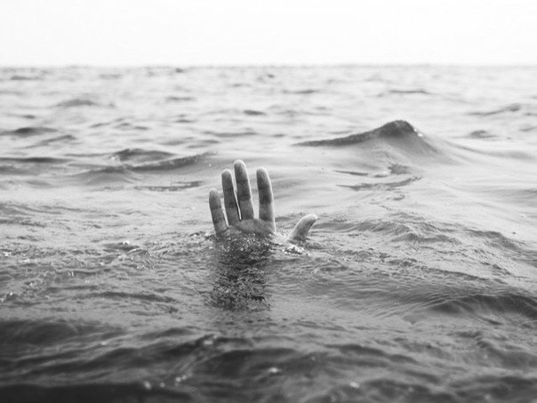 Я не нравлюсь себе. А вам? Скажите. Всё разъевшую фальшь во мне разглядите? Вечно гибкую суть ...