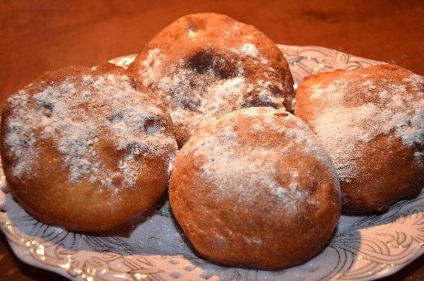 Самые вкусные чешские пончики.Ингредиентына тесто:Желток — 6 шт.Сахар — 5 ст. л.Дрожжи свежие — 40 г ...