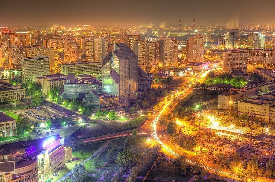 Среди огней. Запад Москвы ночью. Юго Западная ночью Москва. РАНХИГС Москва ночью. Фото ночной Москвы Юго Запад.