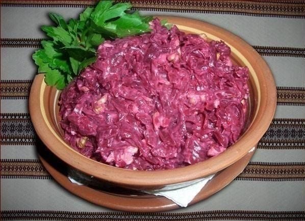 Свекольный салат с сыром и яйцом.Ингредиенты:2 вареных свеклы100 гр твердого или полутвердого сыра2 ...
