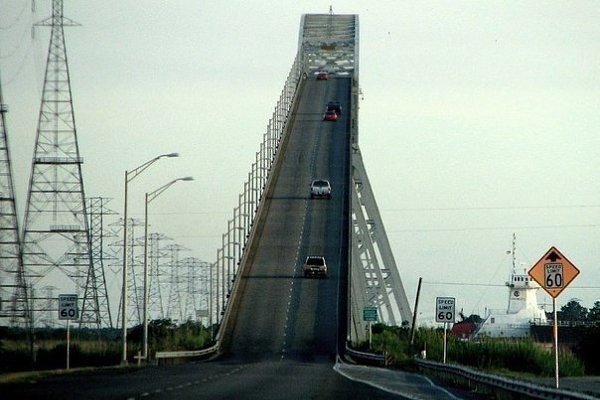 Консольный мост Rainbow Bridge в Техасе, его высота 54 метра