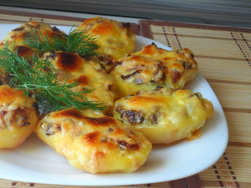 Запечённая картошка с грибами.Картофель(заранее отварить)-4 шт.Грибы-200 гр.Лук репч.-2 шт.Майонез-2 ...