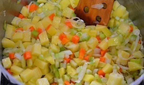 Куриный суп с брокколи.Ингредиенты:На 5ти литровую кастрюлю:1 небольшая курица (примерно 1,5 кг),1 ... - 6