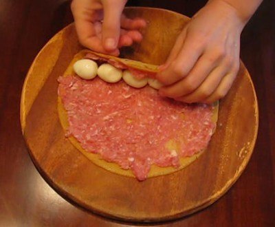 Курица, фаршированная блинами, свининой и яйцами.Ингредиенты:- 1 курица- 6 тонких блинчиков- 500 г ... - 2