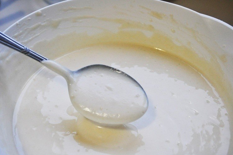 Нужно класть соду в блины. Консистенция блинов на кефире. Консистенция теста для блинов на кефире. Молоко с половиной чайной ложки соды. Блинчики молоко кефир 4 яйца.