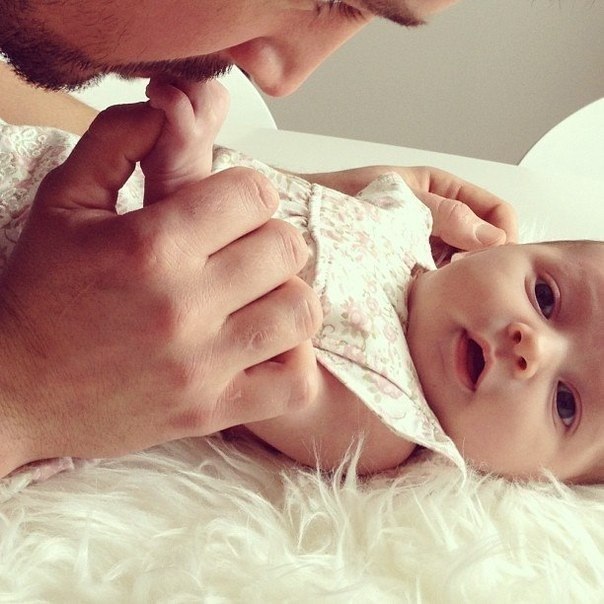 Парни, которые нянчатся с детьми, кажутся мне более мужественными, чем те, которые клеят баб и рвут ...