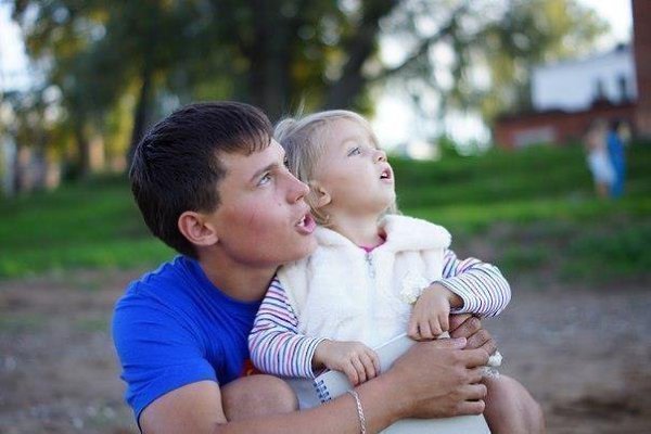Мы ругаемся с младшими сестрёнками или братиками, кричим на них, обвиняем во всем.А чуть что с ними ...