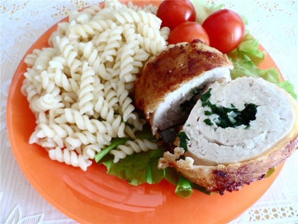Куриная котлета с пастой(вроде как по-киевски,обед выходного дня).ИнгредиентыКуриная грудка - от ...