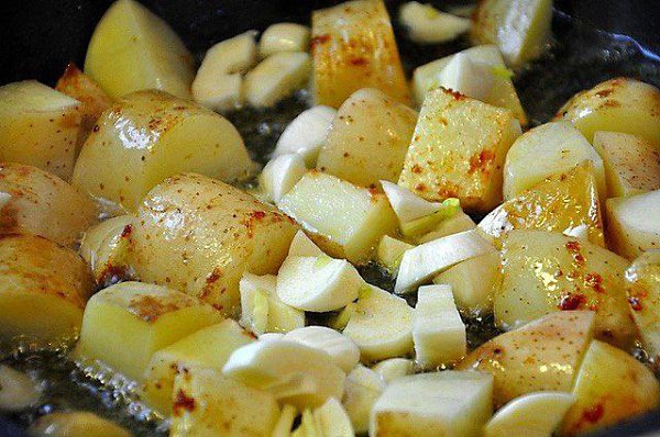 Курица в вине с оливками и молодой картошкой.На три куриные четверти необходимы:Картофель — 3–6 шт. ... - 3