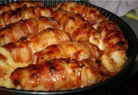 Куриные рулетики с копченым сыром.Ингредиенты:- куриная грудка- бекон (тонкие полоски)- копченый ...