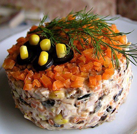 Очень вкусный салатик! 400гр. белого куриного мяса, 100гр. чернослива, 1 морковь, 2ст.л ...