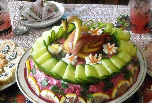 Салат из копченной курицы.Этот салат из копченной куры очень напоминает по своему составу знаменитую ...