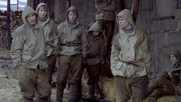Мы такие как есть,и другими не будем,что-то варится,что-то мутится,нас такими воспитала улица!