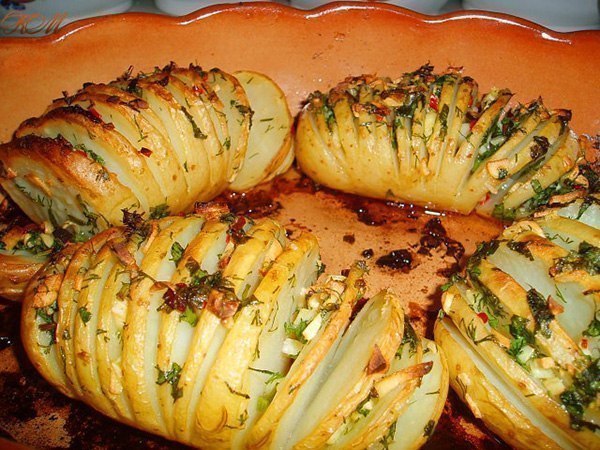 Картофельный гарнир.Ингредиенты:картофель (по количеству персон) чеснок укроп петрушка перец красный ...