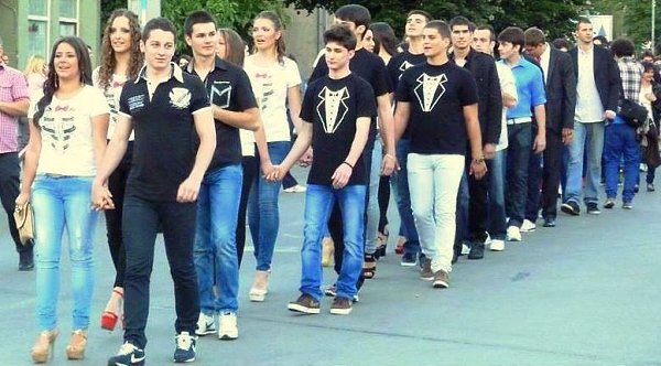МОЛОДЦЫ!!! - добавить больше нечего и не надо! Валера Брекало Вместо покупки платьев на выпускной ...