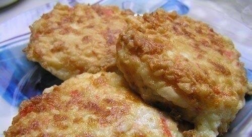 Котлеты из крабовых палочек.На 100 грамм: белка 13,8 гр., жира 4,9 гр., углеводов 12,2 гр., 138 ...