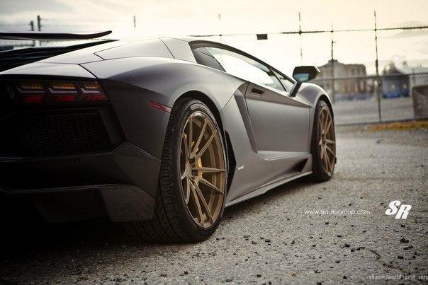 Lamborghini Aventador LP 700-4.: 6.5L V12: 700 .. : 690 : ... - 4