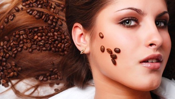 красоты с использованием кофе.1. Кофейный пиллингВам потребуется одна столовая ложка глины, одна ...