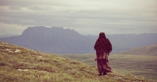 Любите Маму, пока она смеётся… И теплотой горят её глаза… И голос её в душу вашу льётся… Святой ...