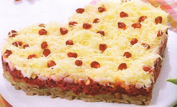 Салат «Признание».Ингредиенты:- 150 г копченой куриной грудки- 150 г вареной свинины- 3 вареных ...